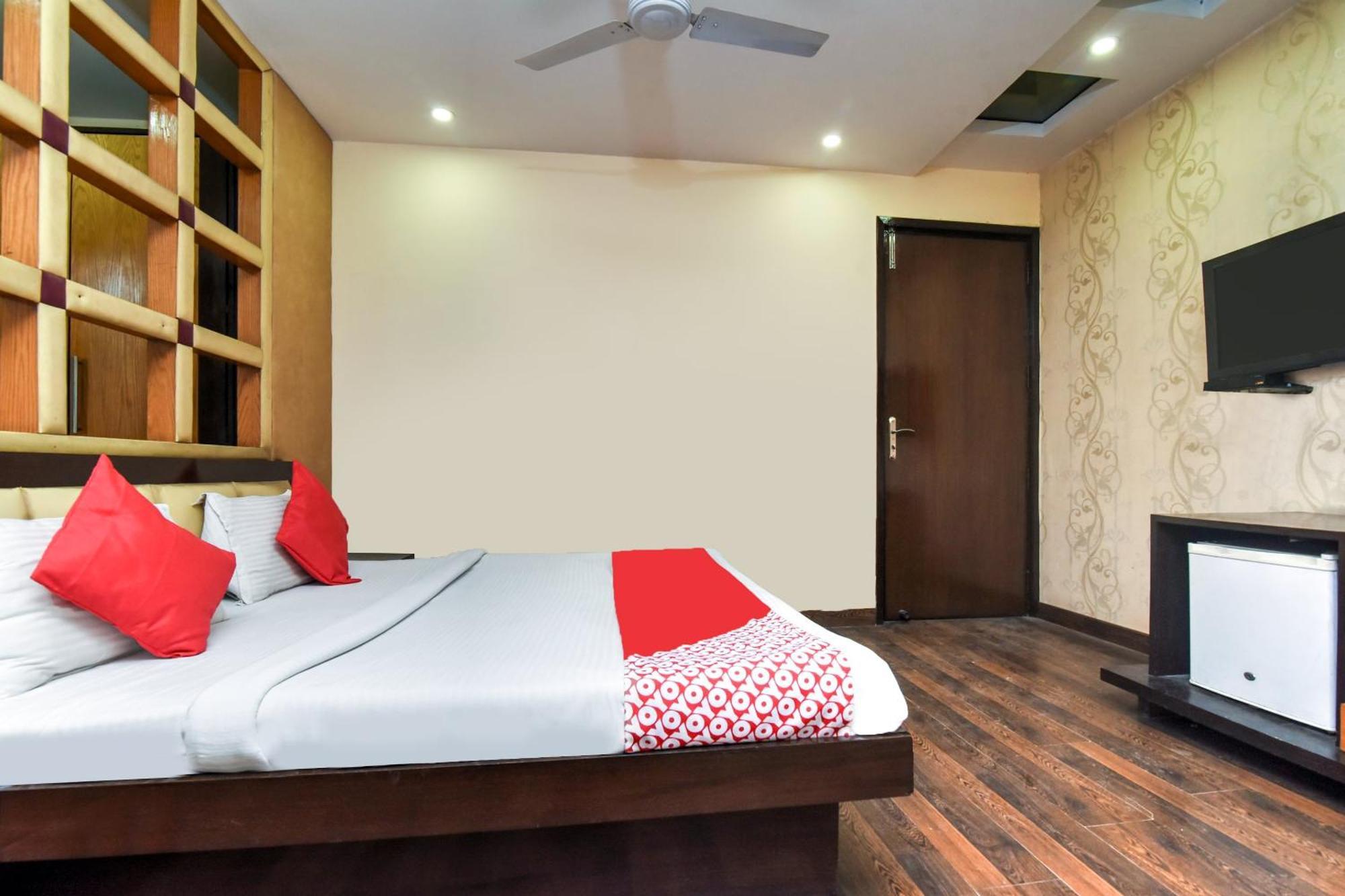 Hotel O Kochar Plaza Делхи Екстериор снимка