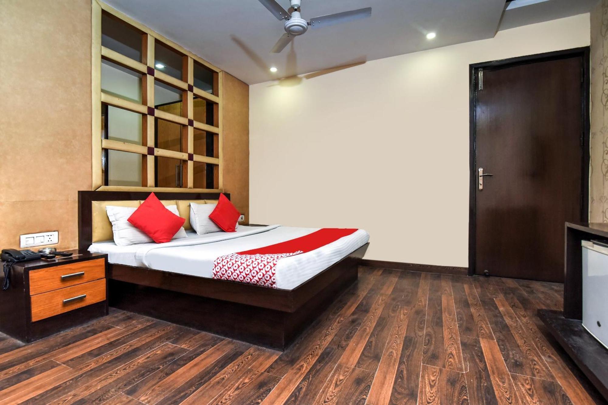 Hotel O Kochar Plaza Делхи Екстериор снимка