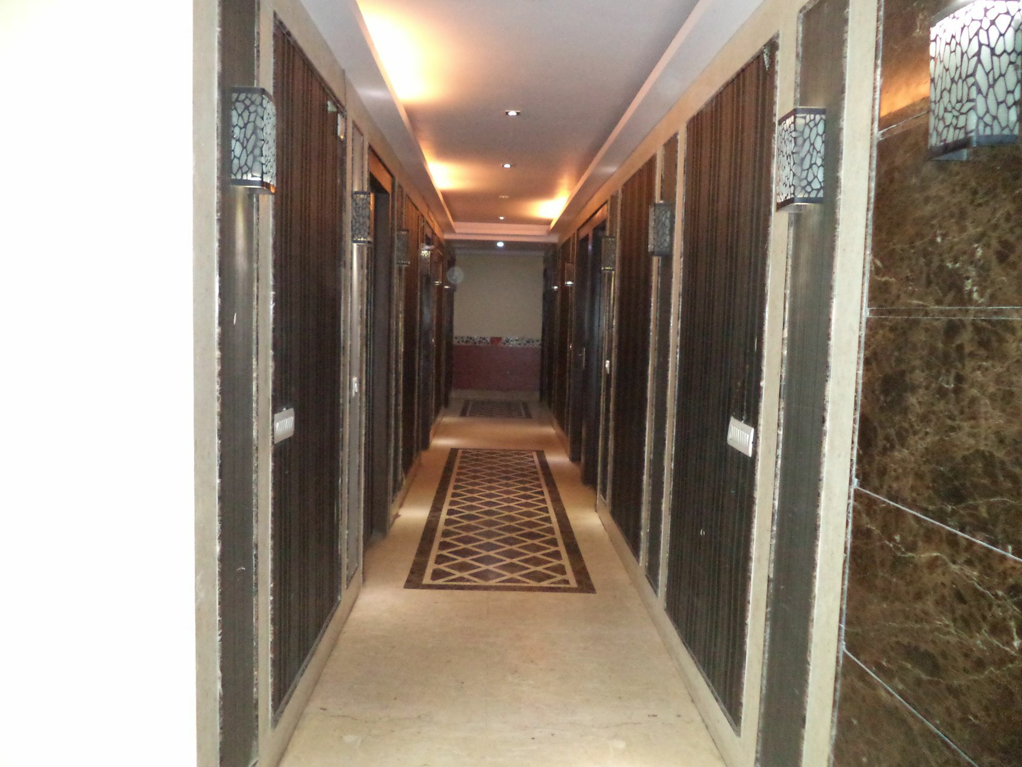 Hotel O Kochar Plaza Делхи Екстериор снимка